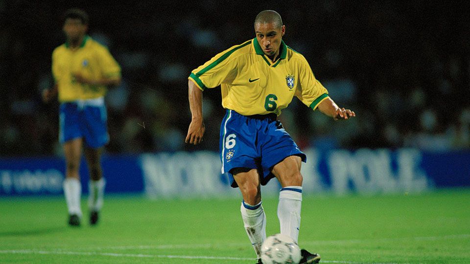 Roberto Carlos saat memperkuat Timnas Brasil. Copyright: © Internet